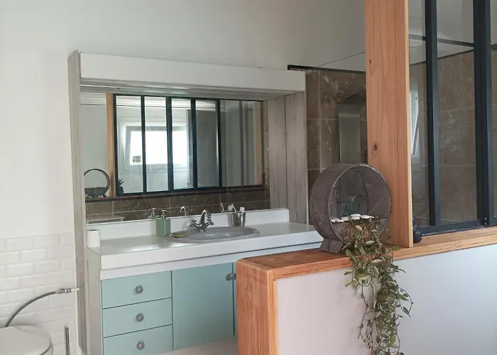 Cosy Et Salle D'eau Dans Maison Arlac Проживання в сім'ї